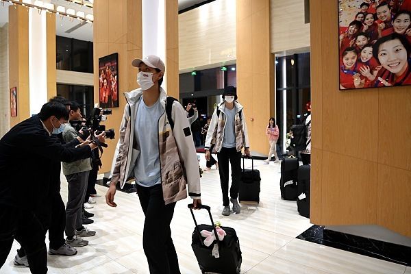 卡恩和他的律师警告称，如果再有这类行为，他们便将采取法律行动。